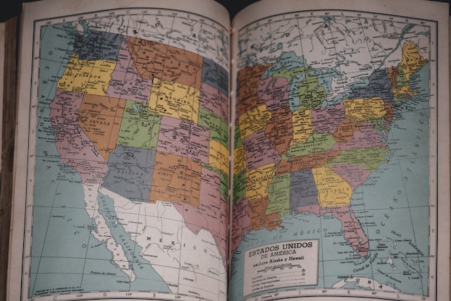 A book displaying the map of the US with big and small cities.