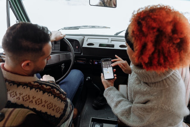 A couple checking out Google Maps’ blurring feature. 