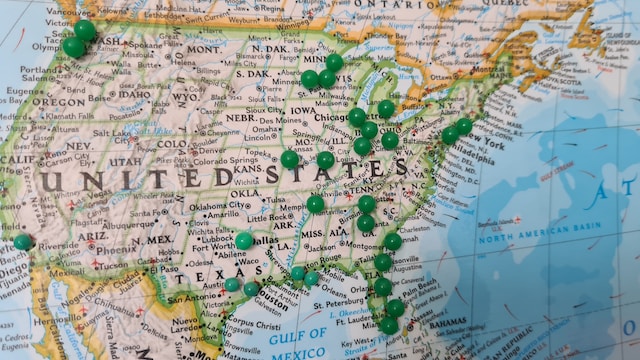 A physical map of the United States showing different cities. 