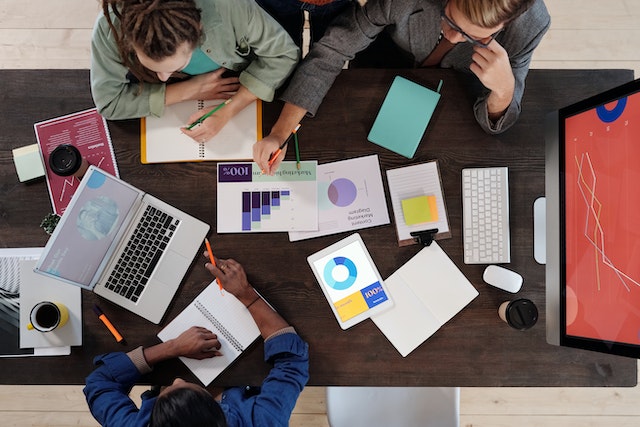 A team collaborates on effective visualization techniques to visualize their data.