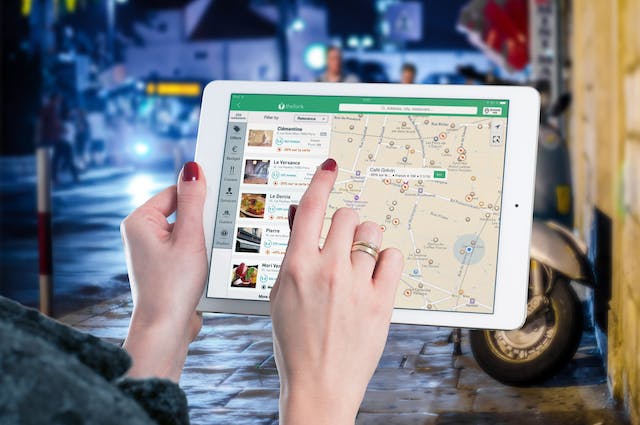 Using geospatial information, a digital map shows nearby restaurants to its users.
